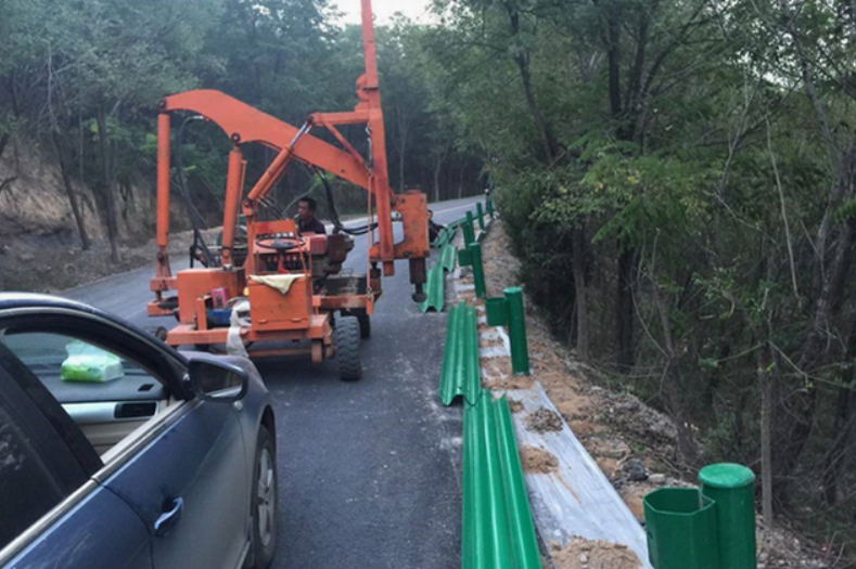 湖北隨州公路安裝波形護欄